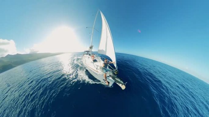 夏季海上假期。半圆视图中有船上人员的浮船