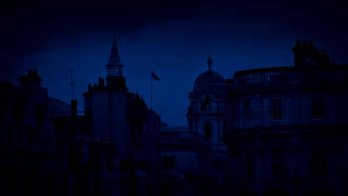 夜间带有英国国旗的城市天际线