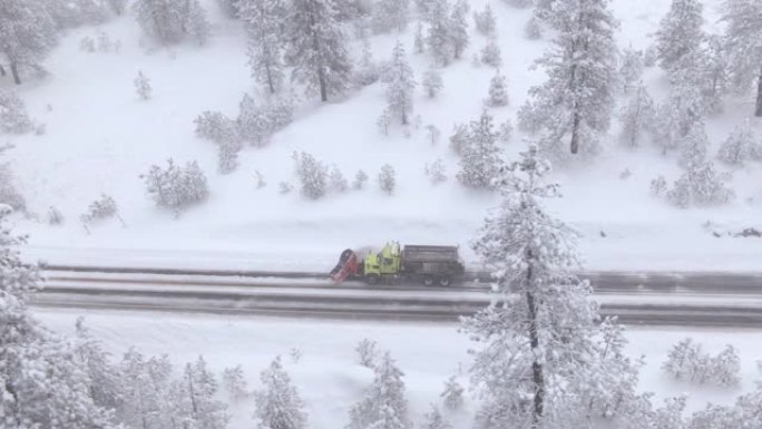 无人机: 沿着扫雪卡车飞行，清除了美国农村的积雪道路。