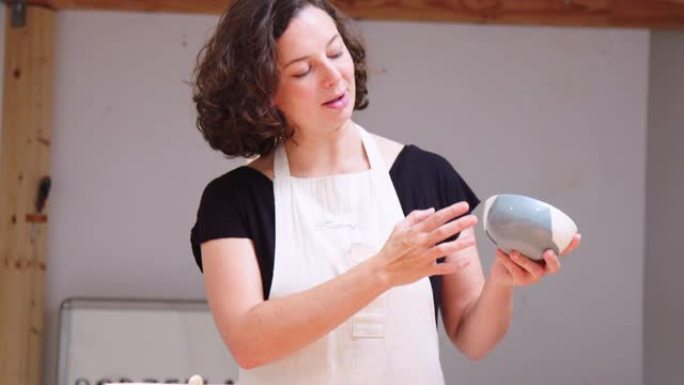 陶艺家在美术课上讲解制作陶罐