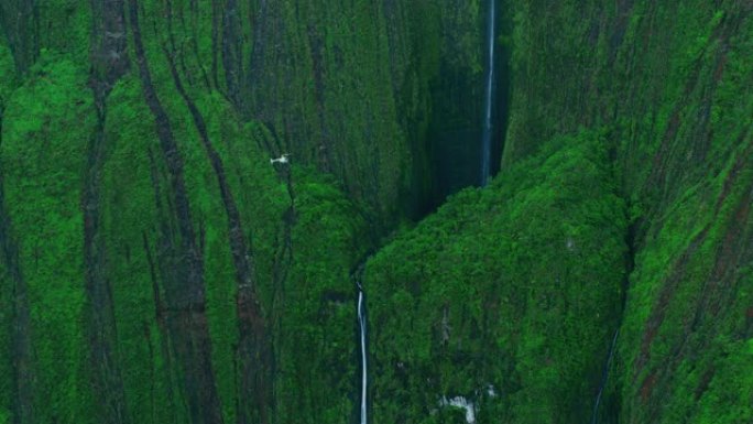直升机接近巨大瀑布的底部