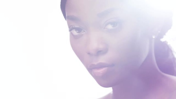 神秘的非洲民族妇女面对皮肤护理。镜头信号弹