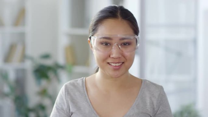快乐的亚洲女人在家使用AR护目镜