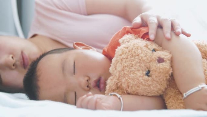 男婴和妈妈睡觉男婴和妈妈睡觉玩具熊布偶
