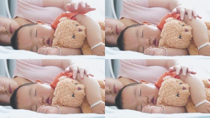 男婴和妈妈睡觉男婴和妈妈睡觉玩具熊布偶