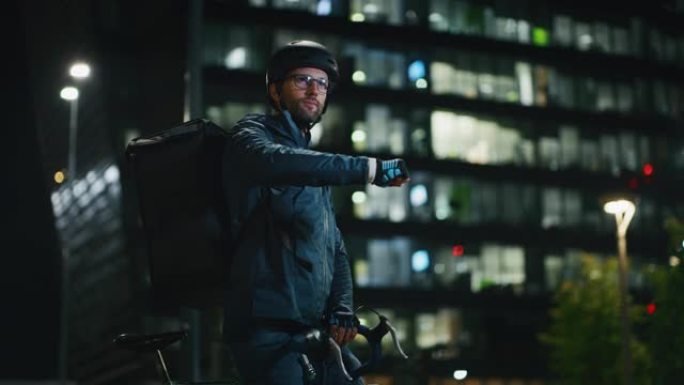 一个骑着自行车的年轻快递员正在市中心用带有gps的智能手机控制客户地址