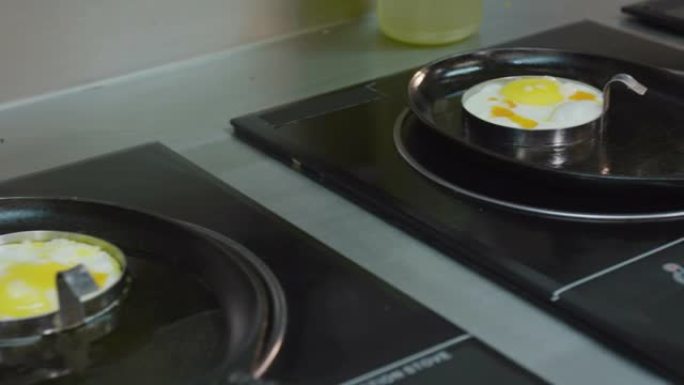 在平底锅上烘烤的鸡蛋