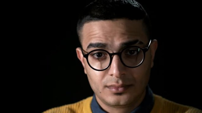 戴着眼镜的阿拉伯年轻人的肖像