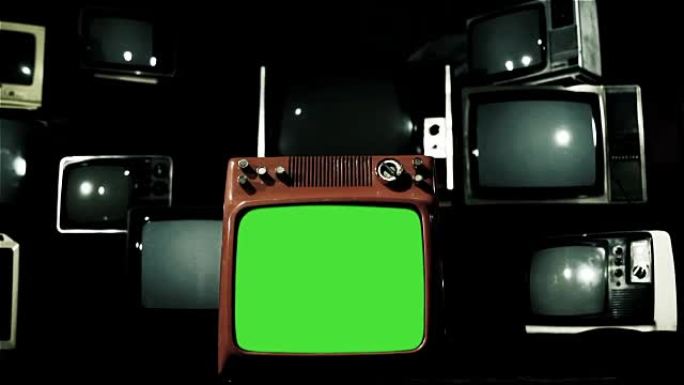 复古红色电视绿屏与许多1980S电视。多莉开枪了。蓝色钢调。