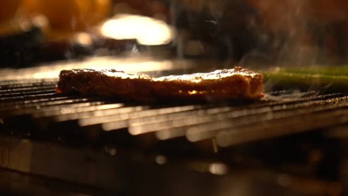 火焰烤架上的烤肉/牛排
