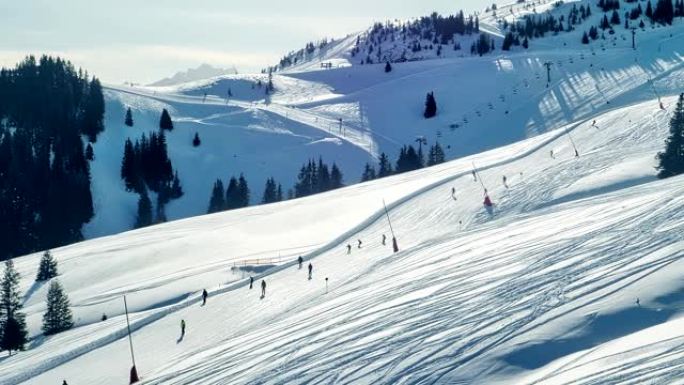 冬季仙境。滑雪坡山景观。