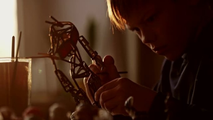 建造机器人骨架的小男孩。