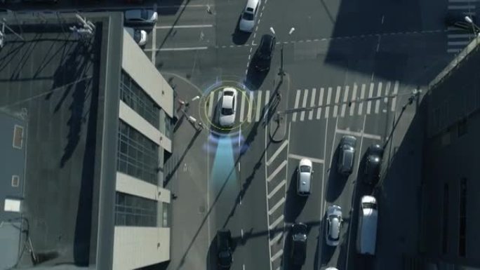 自上而下的空中无人机: 白色自动驾驶汽车穿过城市。概念: 人工智能扫描周围环境，检测汽车，避免交通堵