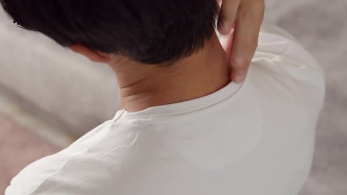 亚洲男子患有肩部疼痛，成人使用手部按摩来恢复压力紧张。医疗保健和体育概念。