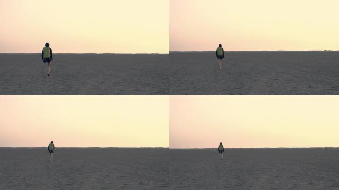 海滩上的孤独沃克外国人背影特写实拍