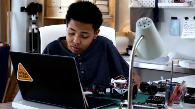十几岁的男孩在家里组装机器人