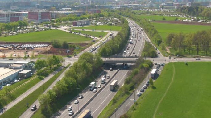 无人机: 无数车辆在现代城市附近的高速公路上形成交通堵塞。