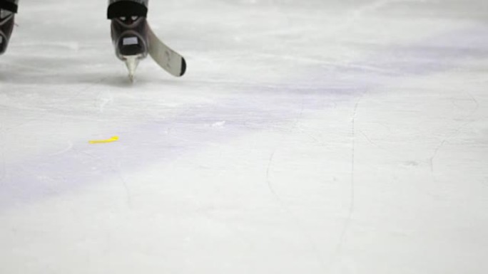 冰上曲棍球运动员在冰上滑冰