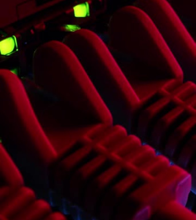 宏拍摄: 以太网数据中心电缆连接到路由器端口在红色霓虹灯背景。RJ45互联网连接器插入调制解调器局域