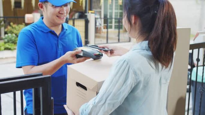 4K UHD: 亚洲妇女收到包装盒表格送货员。