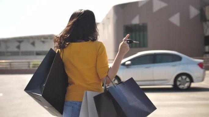 亚洲女性购物时带着购物袋散步