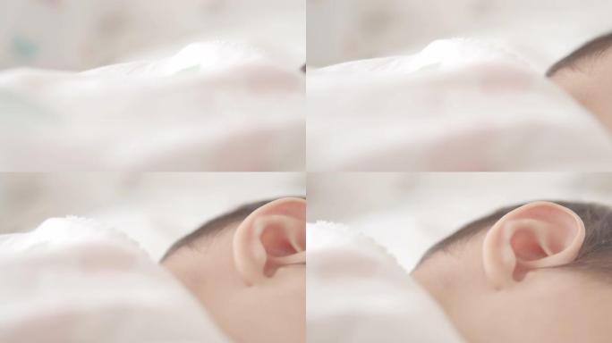 8个月女婴在家睡在白色床上的4k镜头。