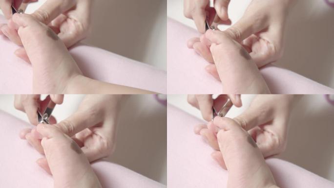 婴儿睡觉时，母亲抱着女婴的脚和指甲。