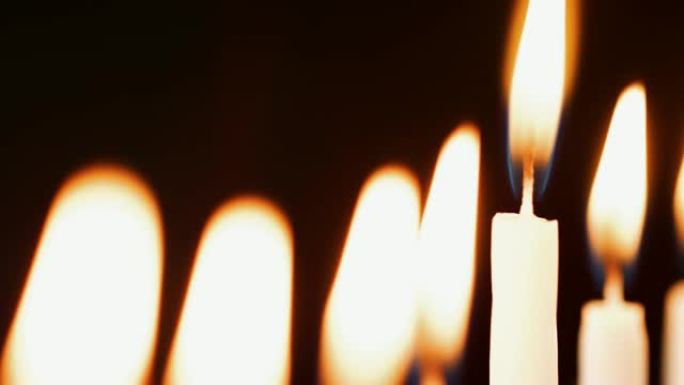 选择性聚焦倾斜拍摄燃烧的蜡烛在犹太烛台