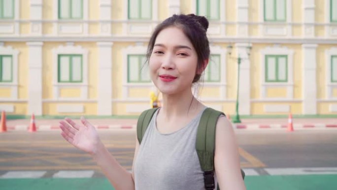 亚洲博主女人在泰国曼谷旅行，背包客女性使用手机制作vlog并在社交媒体上生活，同时在假日旅行中度过甜