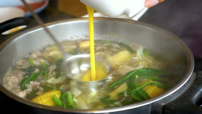4k镜头沸腾汤火锅搅拌加鸡蛋、沙锅、寿喜烧日式美食概念的场景