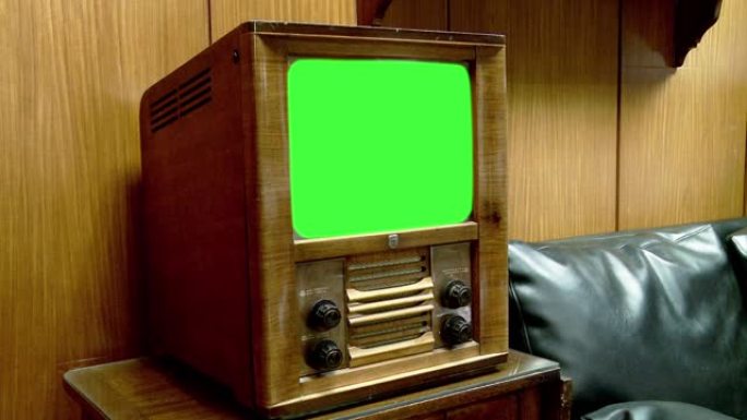 带绿屏的50年代旧电视。棕褐色色调。放大。