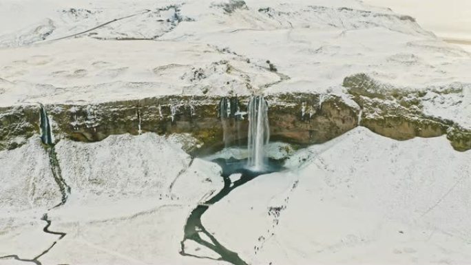 冬季Seljalandsfoss瀑布的高角度视频