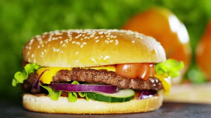 一个汉堡，里面有洋葱，西红柿，帕尔马沙拉和调味料，可搭配或不搭配薯条。汉堡包是典型的美国食品，从食物