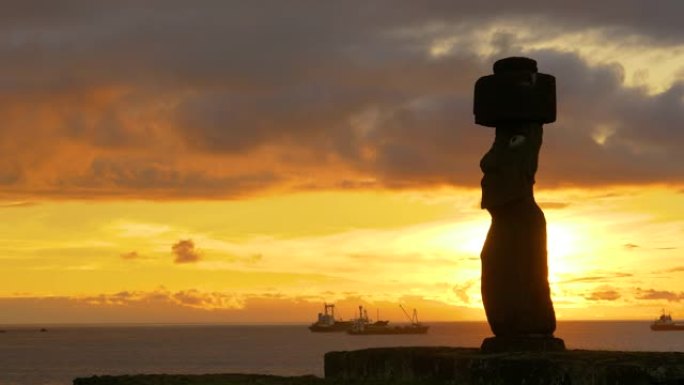 太阳耀斑: 日落照亮的大型摩艾雕塑的风景如画。