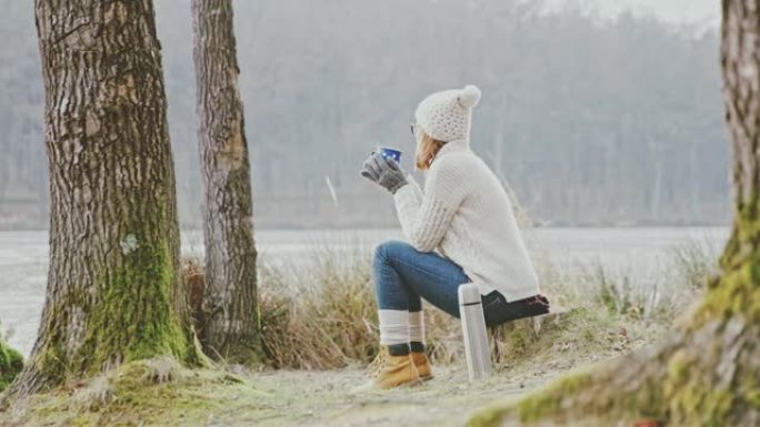Serene女士女士在斯洛文尼亚Prekmurje的秋天湖畔喝咖啡
