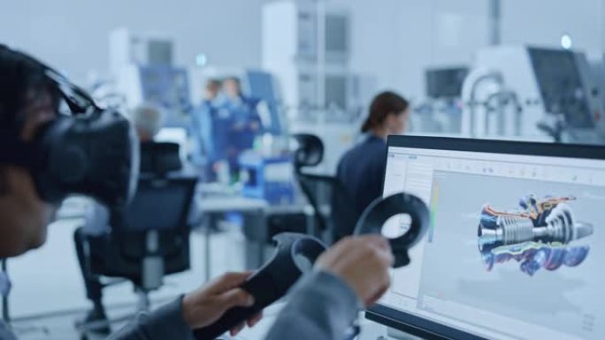 现代工业工厂: 机械工程师佩戴虚拟现实耳机，手持控制器，在计算机上的cad软件中使用VR技术进行工业