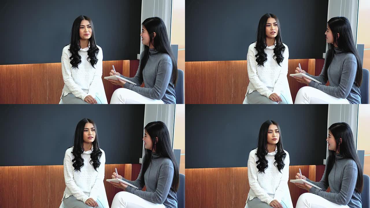 4k镜头亚洲女性患者向专业心理学家描述感觉和情感的场景女医生在现代客厅或医院检查室进行咨询，催眠精神