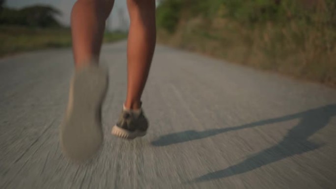 在乡村公路上奔跑的男跑步者