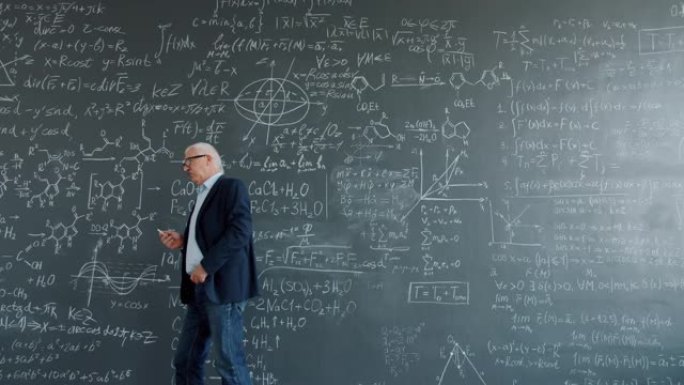 体贴的人走在黑板附近思考然后写公式寻找解决方案