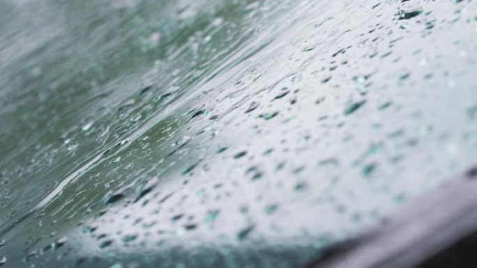 雨滴落在汽车挡风玻璃上的宏观特写镜头