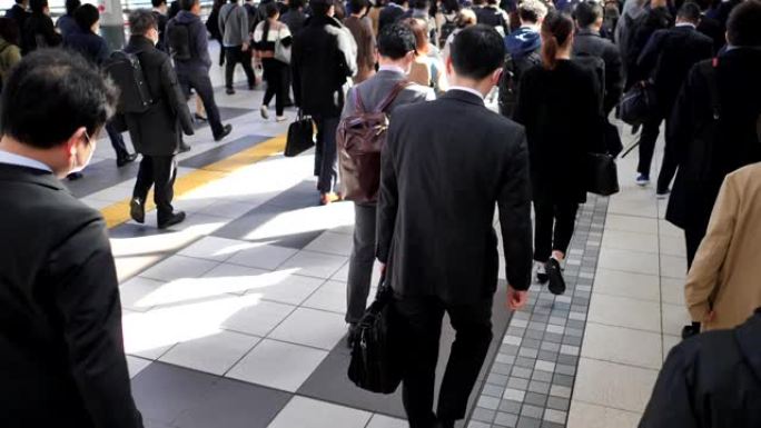 一众商人早上去上班日本东京