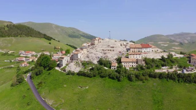 WS鸟瞰图地震瓦砾和房屋在sunny hill，Castelluccio，翁布里亚，意大利