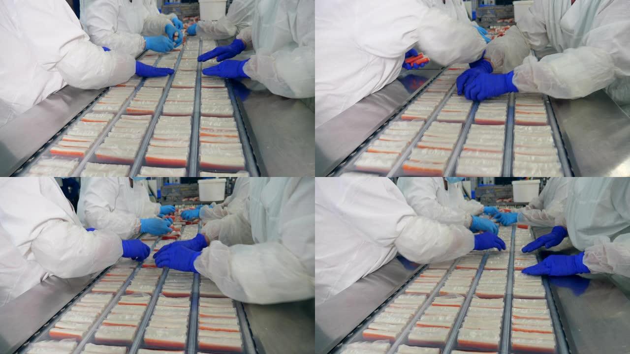 产业工人正在包装螃蟹产品。食品加工厂生产线。