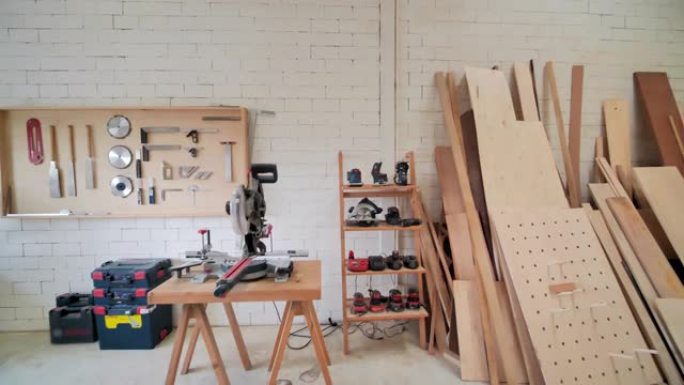 室内木匠工具背景。木桌家具上的钻具和其他设备。组装，改进或修理家庭室内概念的想法。DIY概念。小型企