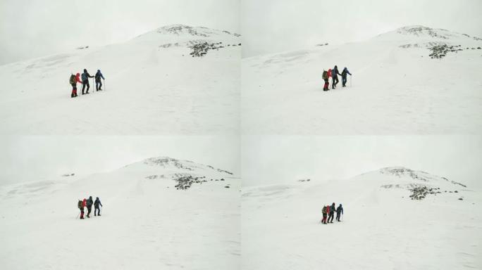 徒步旅行团体走在山上的雪道上