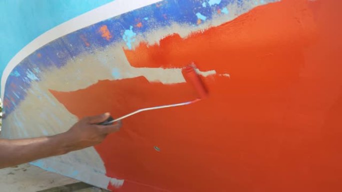 特写: 面目全非的当地人用鲜红色的油漆重新粉刷了他的船。