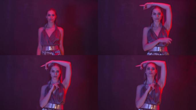 漂亮的时装模特在霓虹灯下摆姿势