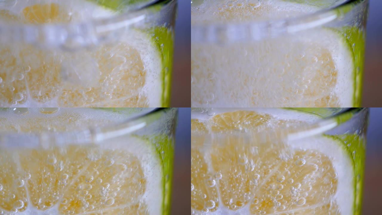 苏打水中的柠檬片榨汁机泡水果水果入水
