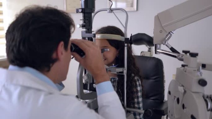快乐的儿科验光师检查拉丁美洲女孩的眼睛