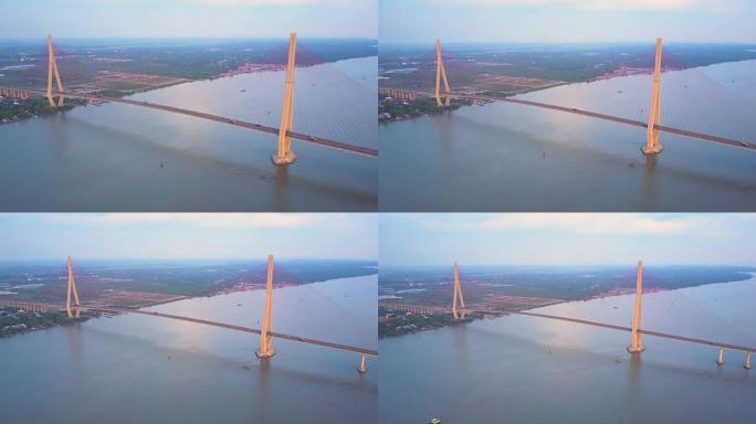 空中: 穿越一条浑浊河流的现代吊桥的壮丽景色。